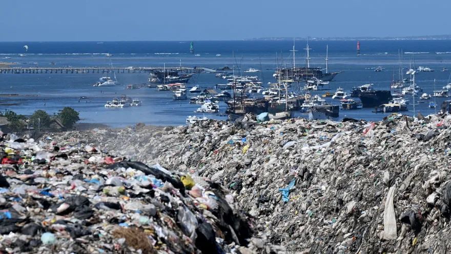 Acumulación de basura en el vertedero de Suwung, en Denpasar, en la isla turística indonesia de Bali
