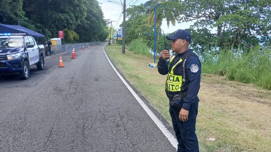 Agente de tránsito en uno de los puestos de control de la Policía Nacional en Portobelo