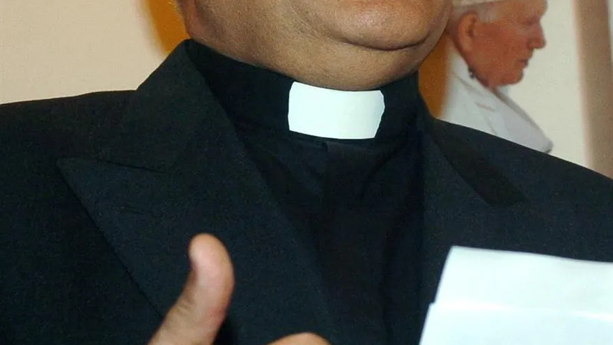 La arquidiócesis de Puerto Montt, una ciudad situada a 1.032 kilómetros de Santiago, señaló en un comunicado que ha iniciado una "investigación previa" para determinar la "verosimilitud" de la denuncia contra el sacerdote.