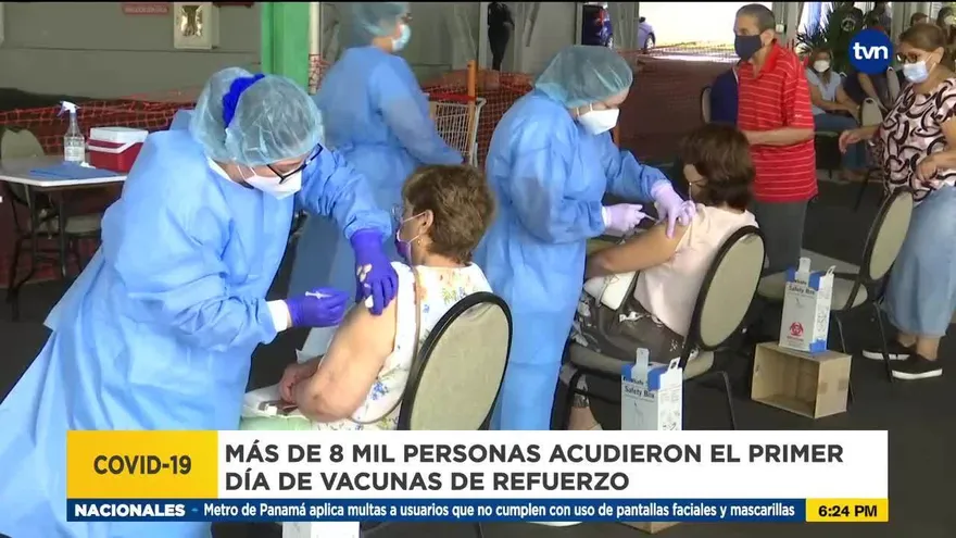 Personas acuden por su dosis de refuerzo a los centros de vacunación