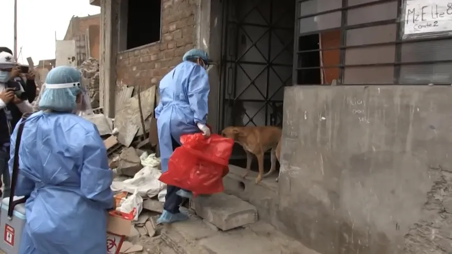 Con mototaxis por los cerros, Perú vacuna a ancianos contra el covid-19