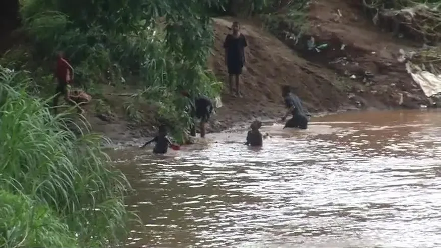 Niños se arriesgan y se bañan en el río Juan Díaz