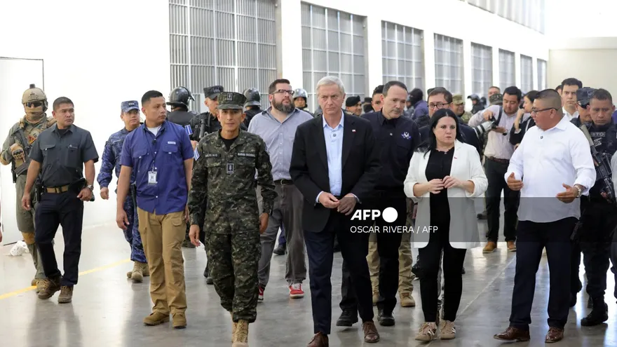 Presidente electo de Chile, José Antonio Kast, recorre megacárcel en El Salvador