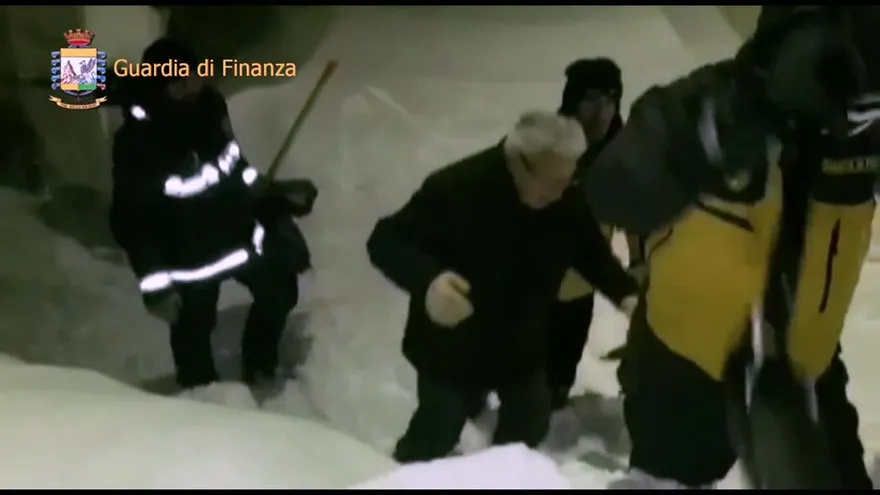 Italia: temor por suerte de 30 personas en hotel tras avalancha