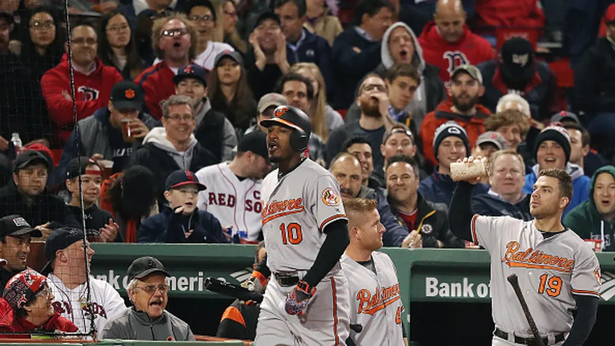 Adam Jones (10) recibió insultos racistas de algunos fanáticos de los Medias Rojas