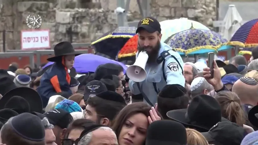 La casta sacerdotal de Israel bendice a miles de fieles