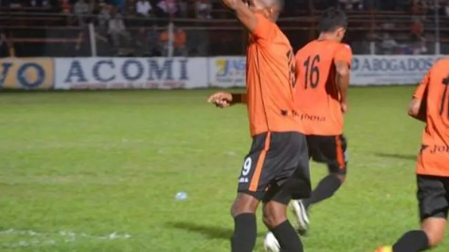 Gol 12 de Nicolas Muñoz en este torneo y celebrando sus 400 partidos en El Salvador