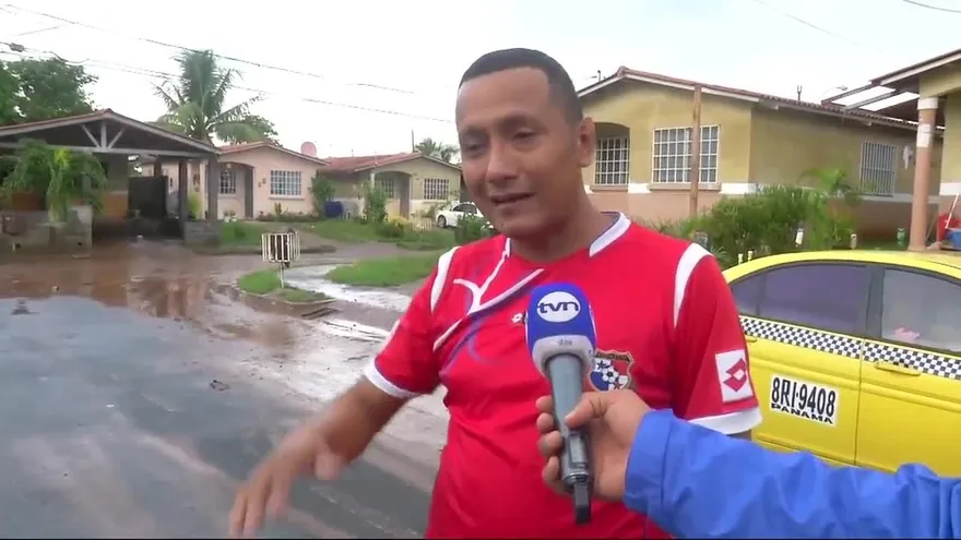 Residentes en Arraiján limpian tras inundaciones