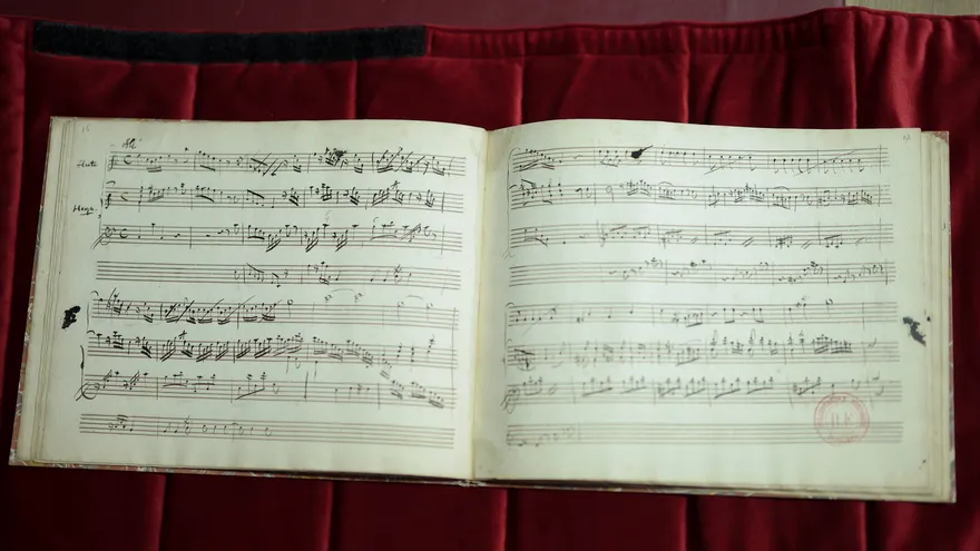 Esta fotografía, tomada el 15 de junio de 2026, muestra un fragmento original del cuaderno de partituras manuscritas de Wolfgang Amadeus Mozart en la Biblioteca Richelieu de la Bibliothèque nationale de France (BnF), en París.