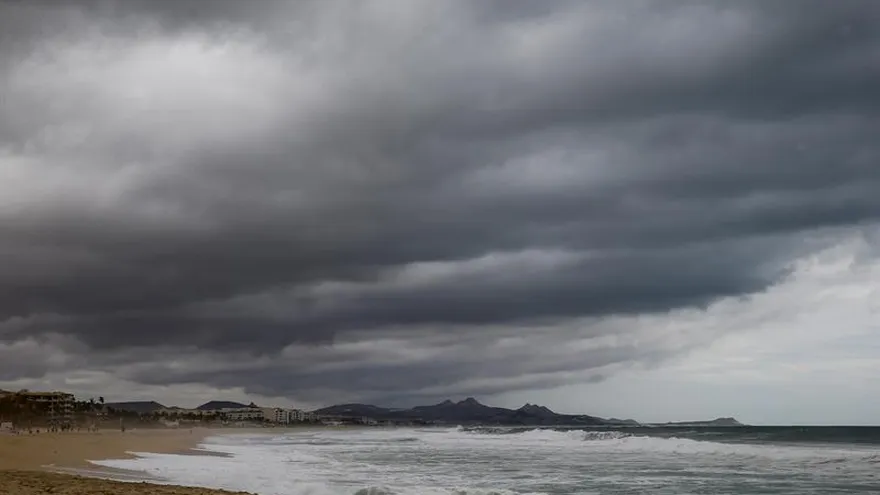 Chris, tercera tormenta con nombre en el Atlántico este año, permanece "estacionaria" 345 kilómetros al sursureste del Cabo de Hatteras, en Carolina del Norte, y presenta vientos máximos sostenidos de 95 km/h.
