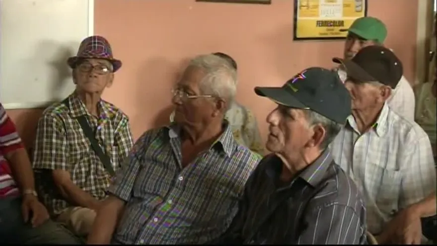 Jubilados esperan pago de decimos que les deben