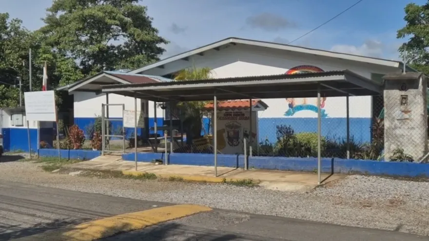 Escuela de Algarrobos en Chiriquí