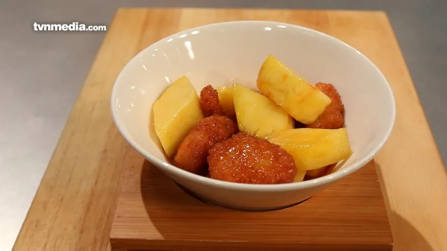 Dados de pollo y piña en salsa agridulce