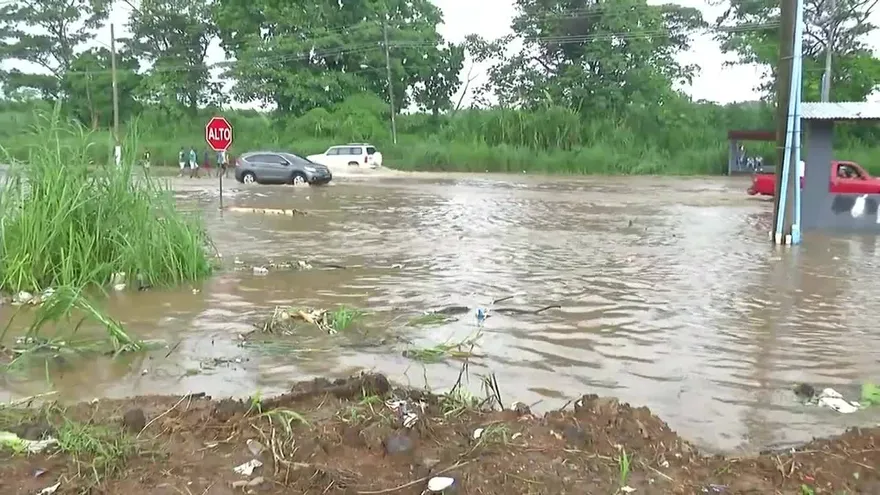 Inundaciones en comunidades de Colón