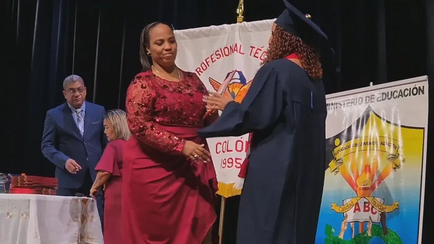 Más de 200 historias de superación culminan en una graduación en Colón.