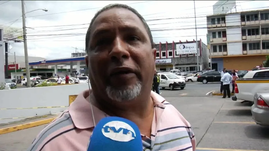 Conductora revienta muro y cae a zanja