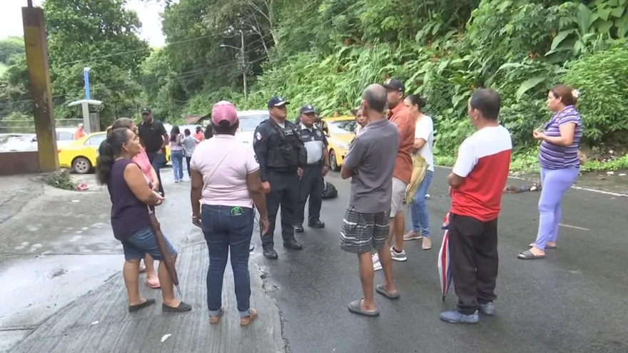 Protesta en la vía hacia Chivo Chivo por falta de luz tras deslizamientos de tierra y rocas