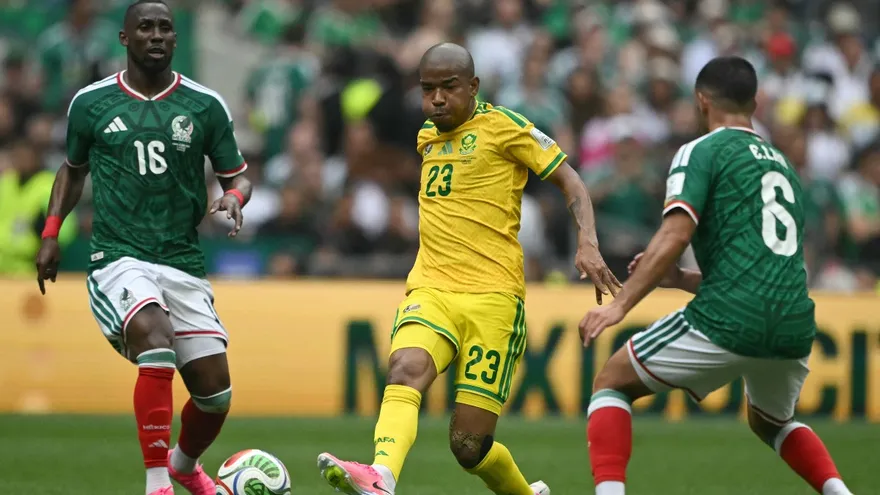 Jayden Adams (c) en acción durante el partido inaugural del Mundial 2026 entre Sudáfrica y México