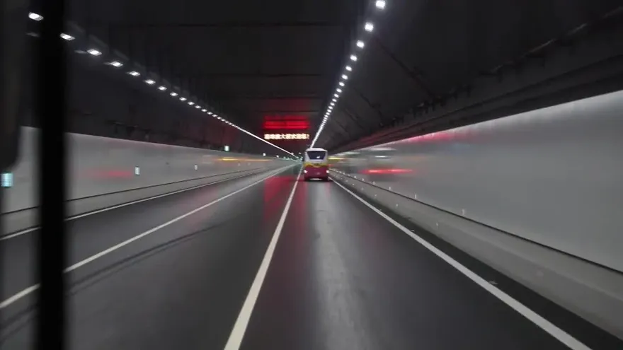 Los coches autorizados empiezan a circular por el macropuente chino