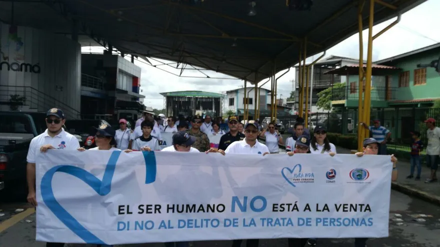 Instituciones de Panamá y Costa Rica marcharon contra la trata de personas en Paso Canoas.