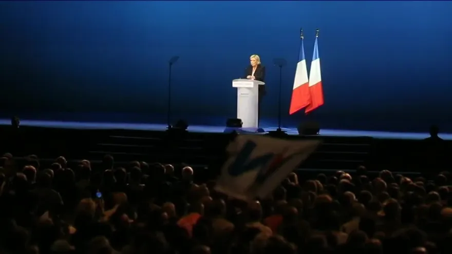 Le Pen vuelve a cargar contra Macron
