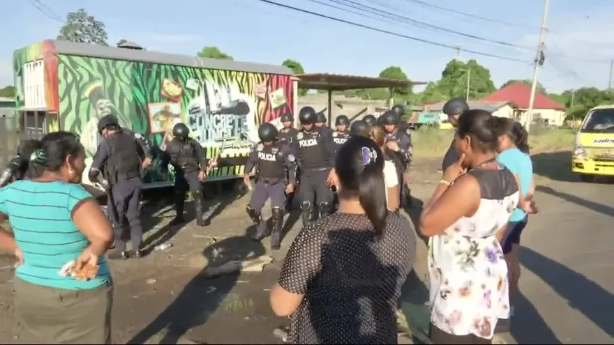 Policía reabre calle tras protesta en El Trébol 2