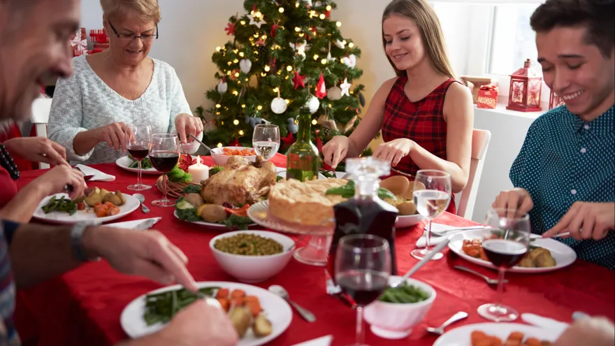 Una familia en una cena de Navidad