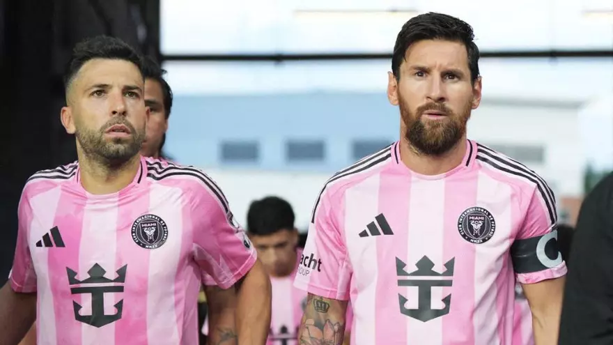 Jordi Alba (i) y Lionel Messi (d)