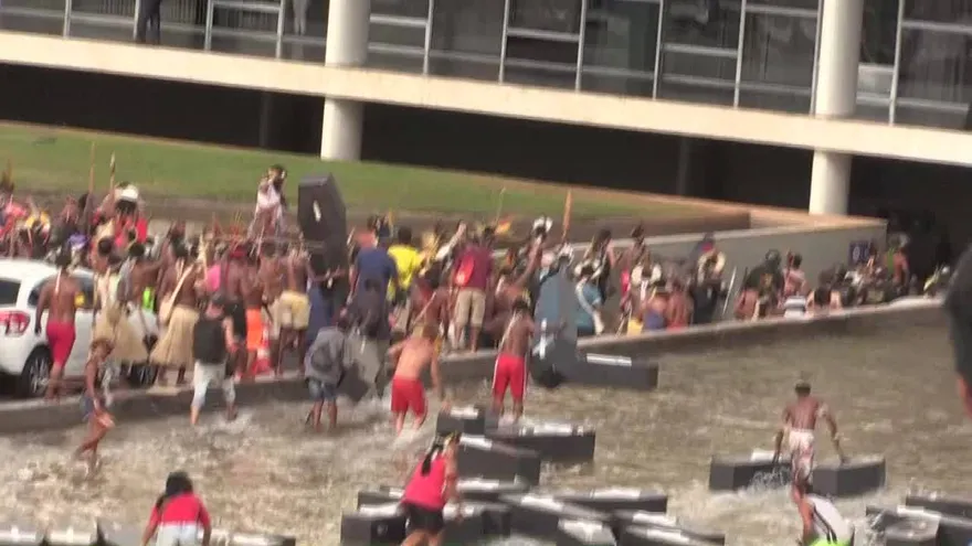 Indígenas brasileños chocan con la policía frente al Congreso