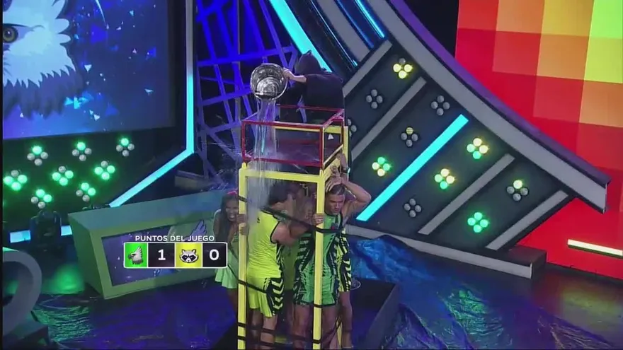 Increíbles baldazos de Anonymous a los guerreros en Aciértalo