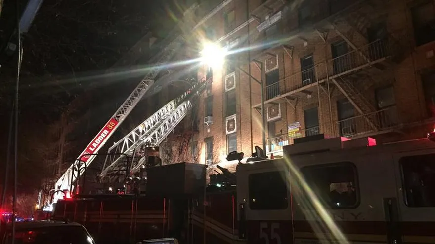 Fotografía cedida este jueves por el Departamento de Bomberos de la Ciudad de Nueva York (FDNY) en la que se registró la escena de un incendio en un edificio de apartamentos en el distrito del Bronx, en Nueva York (EE.UU.).
