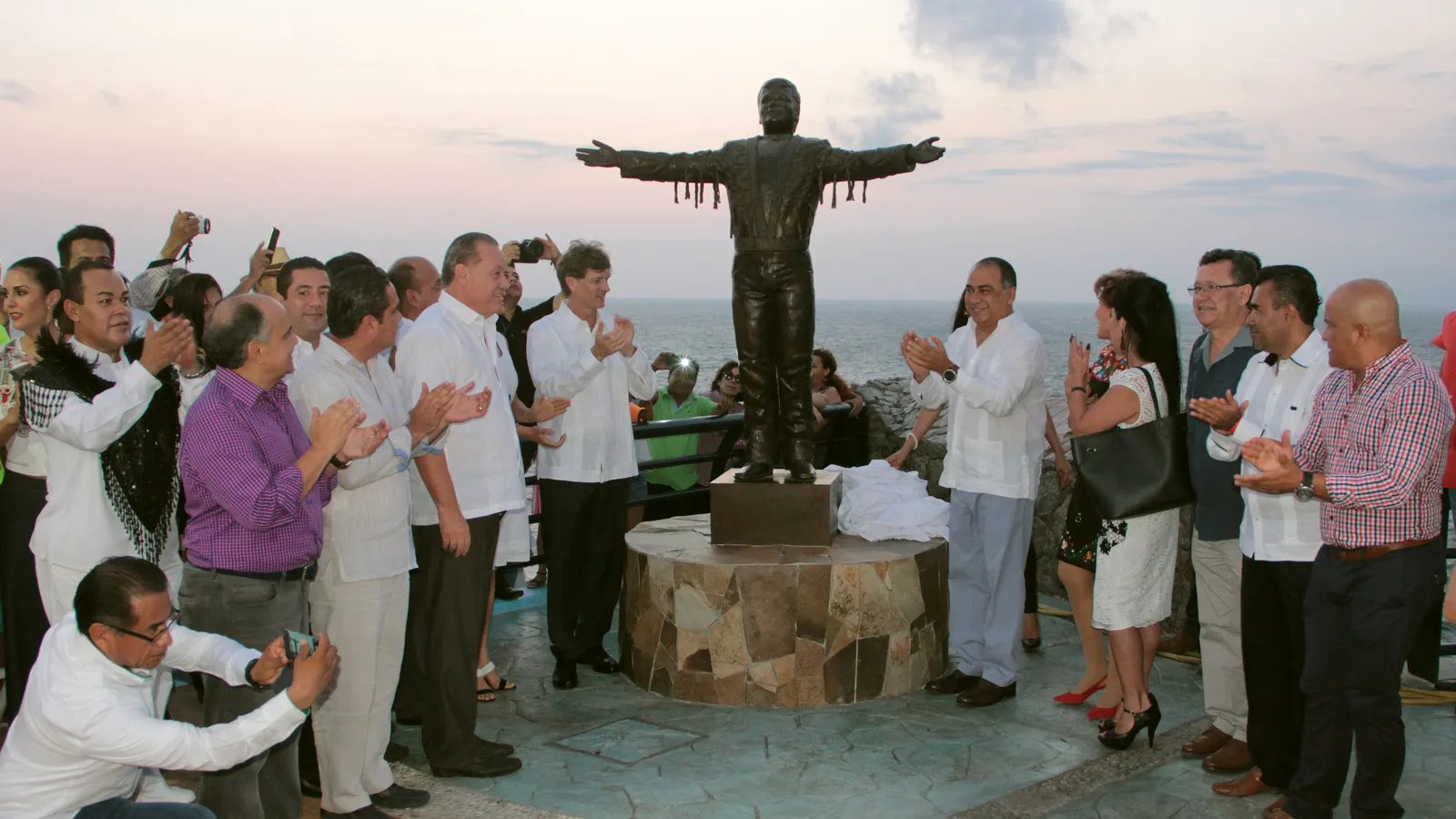Juan Gabriel es homenajeado con una escultura en Acapulco - Música | Tvn Panamá