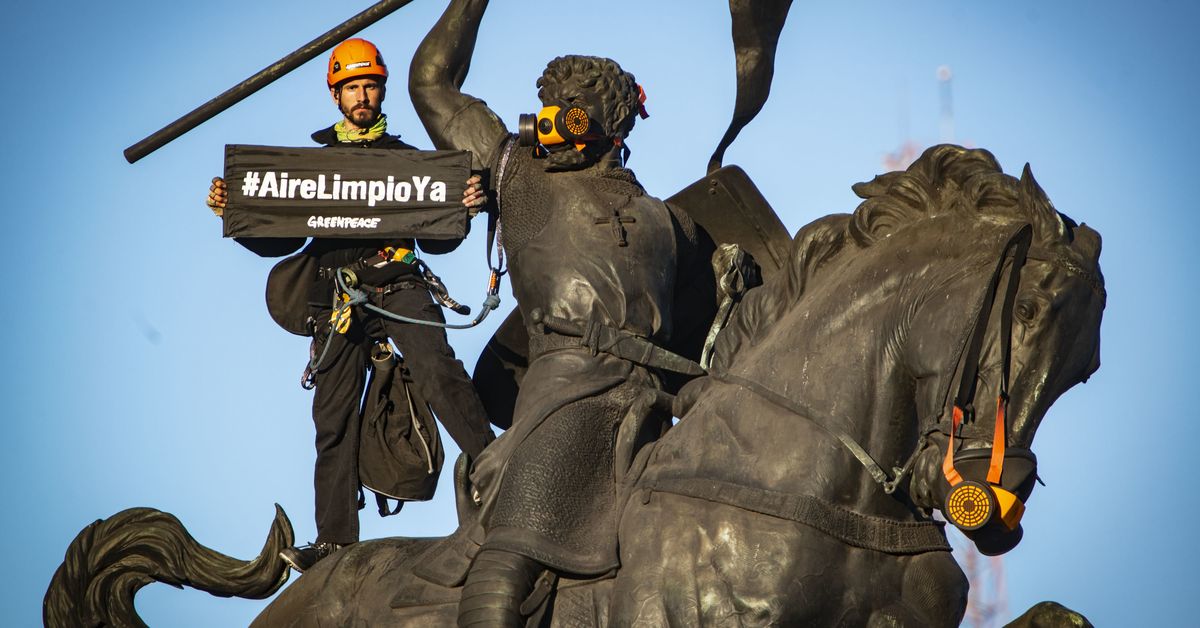 Greenpeace enmascara una estatua en Argentina para alertar de los ...
