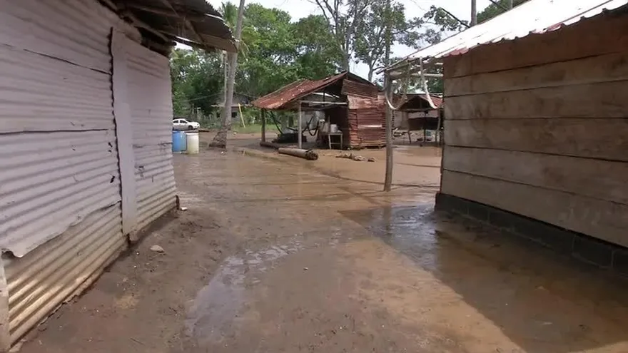 Decenas de viviendas afectadas por fuertes oleajes en Puerto Caimito
