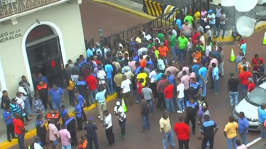 Conductores piratas suspenden paro