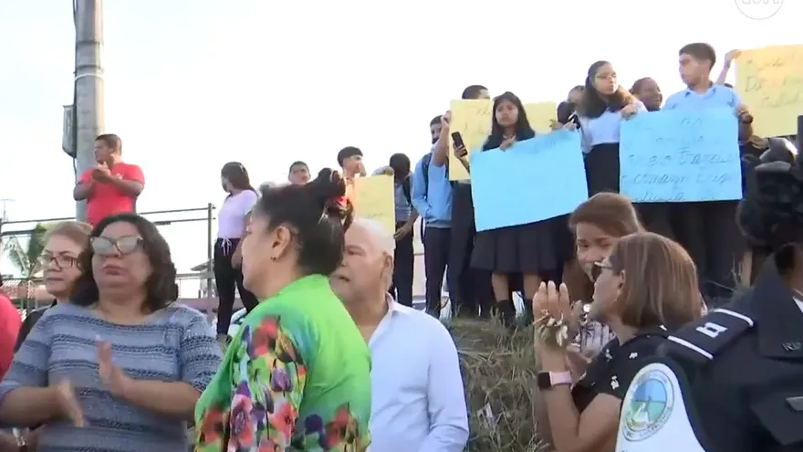 Protestas por mal estado del colegio Monseñor Francisco Beckmann