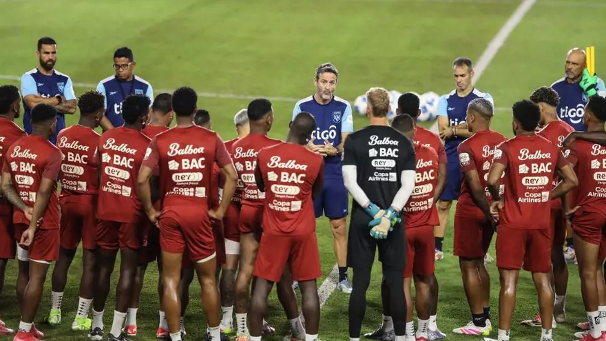Thomas Christiansen da instrucciones a jugadores de la selección de Panamá antes del partido ante Nicaragua