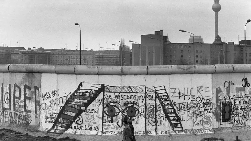 Varios graffitis se ven sobre el Muro de Berlín, en el lado oeste de la ciudad el 29 de abril de 1984