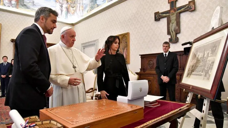 El papa Francisco recibe en audiencia privada al presidente de Paraguay, Mario Abdo Benítez, y a su mujer, Silvana López Moreira, en el Vaticano.
