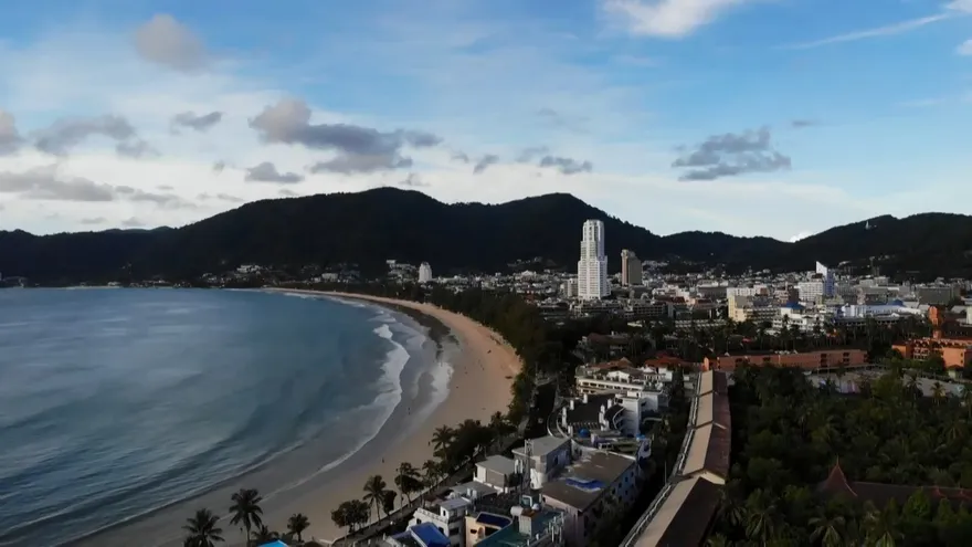 La isla tailandesa de Phuket reabre al turismo internacional