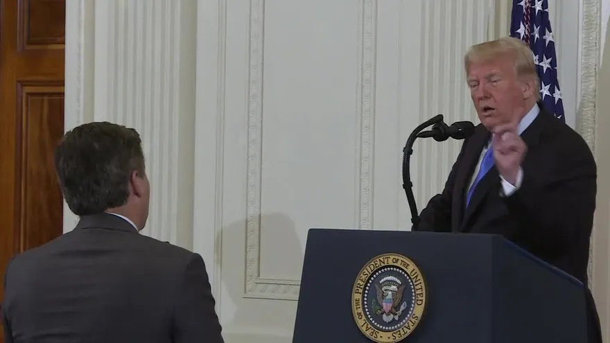 “Deberías dejarme dirigir el país” dice Trump a reportero de CNN