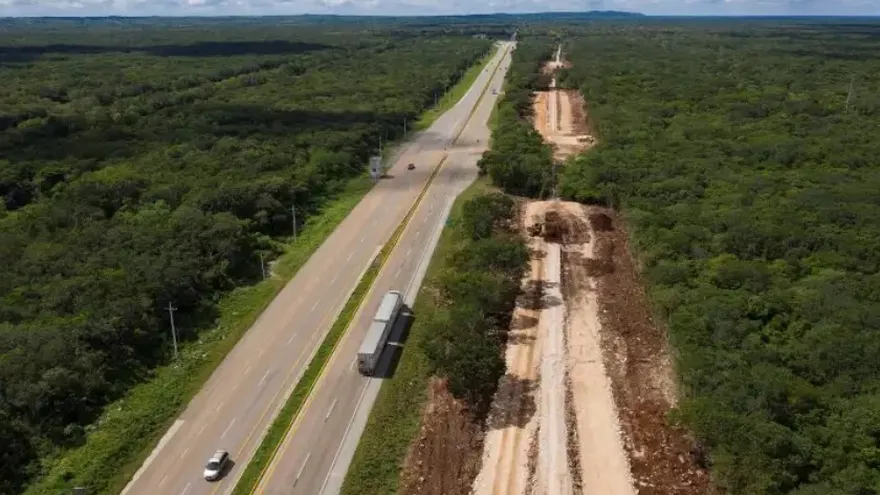 Construcción de un tramo del 'Tren Maya' en México.