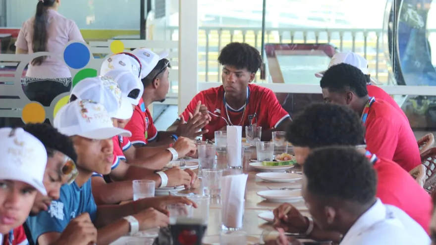 Peloteros del equipo de Panamá disfrutan de una comida tras obtener la medalla de oro en los IV Juegos Suramericanos de la Juventud