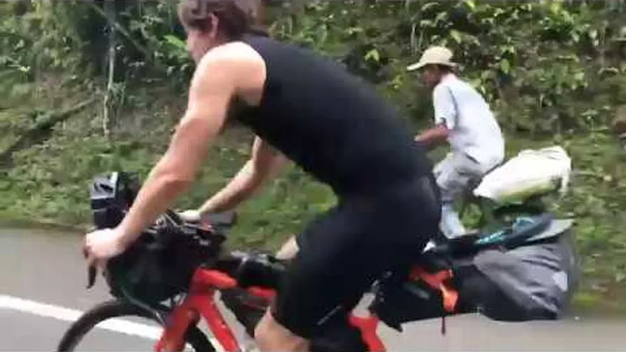 Campesino dejó en ridículo a dos triatletas con su vieja bicicleta