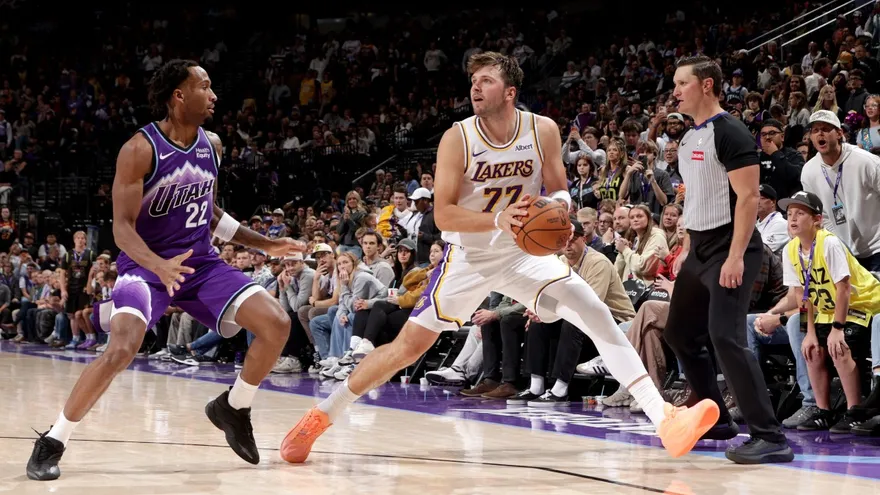 Luka Doncic (d) intenta un triple durante el partido entre los Lakers y los Jazz
