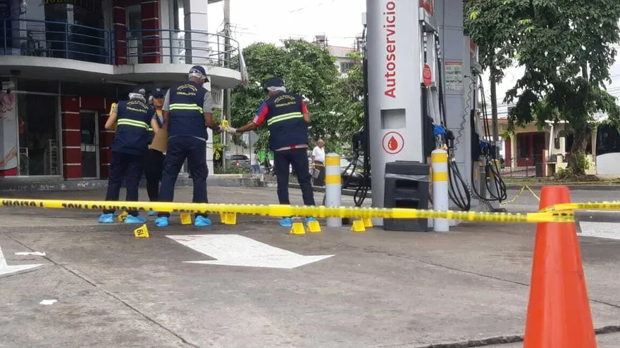 Hombre es abatido a tiros en gasolinera de San Antonio