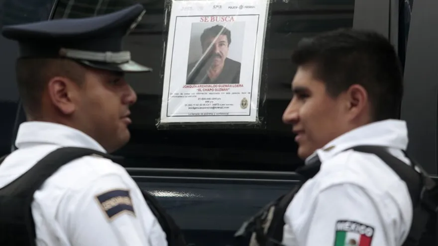 Carteles en Estados Unidos que anuncian la búsqueda de "Chapo" Guzmán.