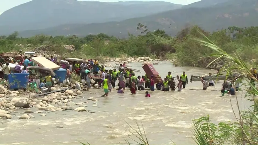 Colombianos huyen de Venezuela por temor a deportaciones