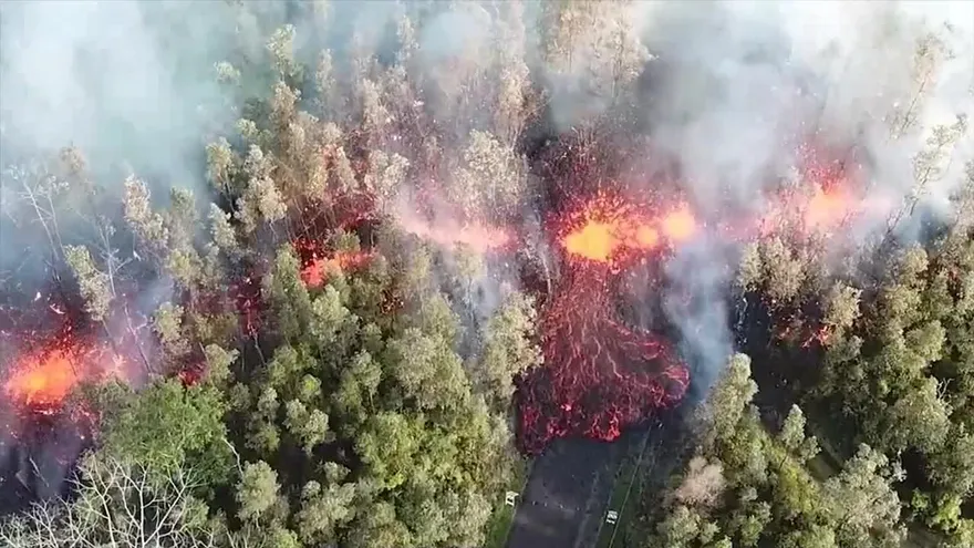 Autoridades ordenan evacuaciones en Hawai por la erupción del volcán Kilauea