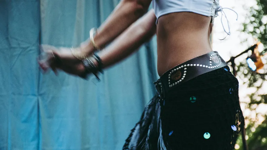 Una mujer ejecuta la danza del vientre